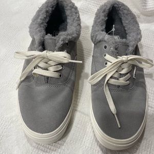 New Vans Women’s size 9 men’s size 7.5 gray lace up with fur inside